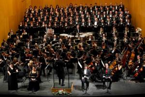 Coro de Ópera de Málaga y OFM en uno de los momentos del Réquiem de Verdi. Daniel Pérez / Teatro Cervantes