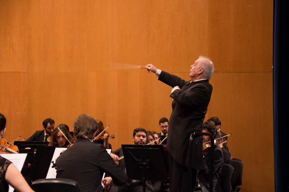 D. Barenboim dirigiendo la West-Eastern Divan Orchestra. Fotografía: Daniel García
